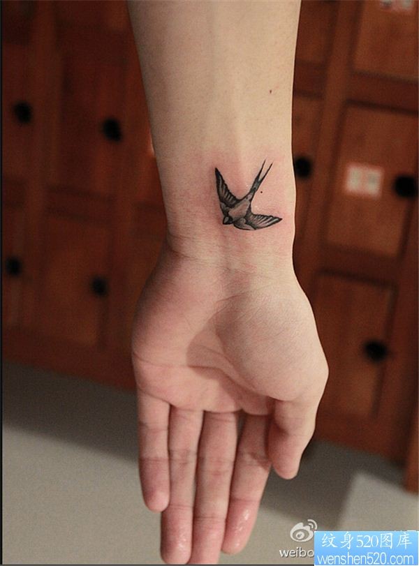 点击大图看下一张：手腕燕子纹身图案