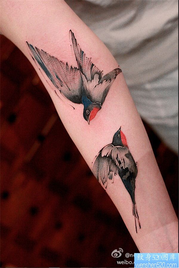 点击大图看下一张：一款手臂蜂鸟纹身图案