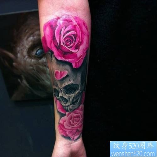 点击大图看下一张：手臂欧美骷髅玫瑰花纹身图案