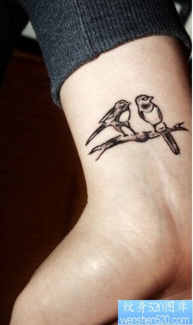 点击大图看下一张：手腕小清新鸟纹身图案