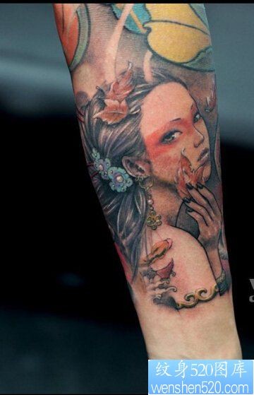 点击大图看下一张：一款经典的手臂女人物纹身图案