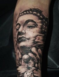 一款手臂乔巴纹身图案