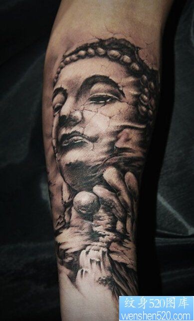 点击大图看下一张：一款手臂上经典的佛头纹身图案