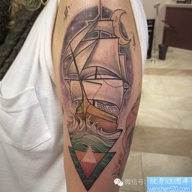 点击大图看下一张：手臂上一款帆船纹身图案