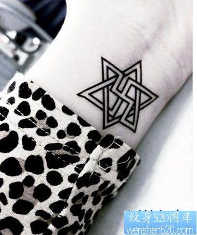 点击大图看下一张：女性手腕六芒星纹身图案
