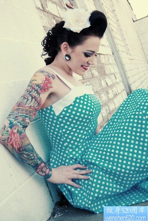 点击大图看下一张：女人时尚彩色花臂纹身图案