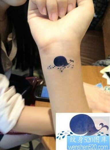 点击大图看下一张：女性手腕海豚纹身图案