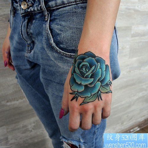 点击大图看下一张：女性手部玫瑰花纹身图案
