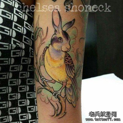 点击大图看下一张：手臂夸张的彩色兔子鸟纹身图案