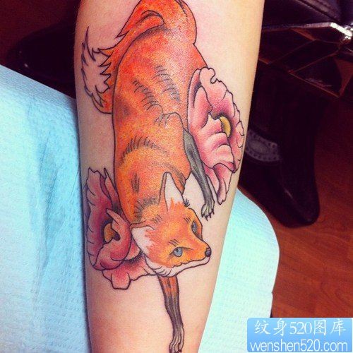 点击大图看下一张：纹身推荐一款手臂彩色狐狸纹身图案