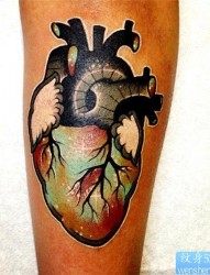 一款彩色心脏纹身图案