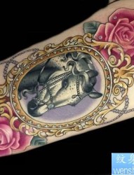 手臂马玫瑰花纹身图案