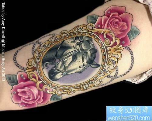 点击大图看下一张：手臂马玫瑰花纹身图案