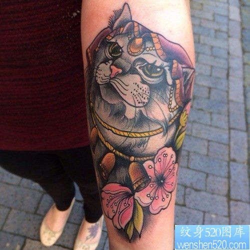 点击大图看下一张：一款女性手臂猫咪纹身图案