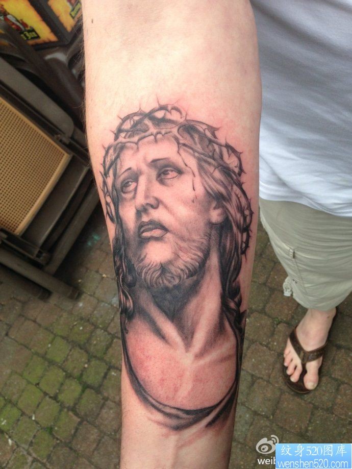 点击大图看下一张：手臂黑灰耶稣纹身图案