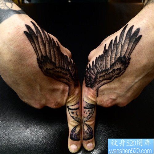 点击大图看下一张：手部翅膀纹身图案