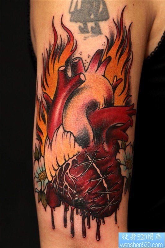 点击大图看下一张：手臂心脏纹身图案