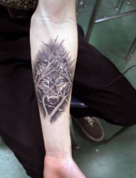 一款手臂狼纹身图案