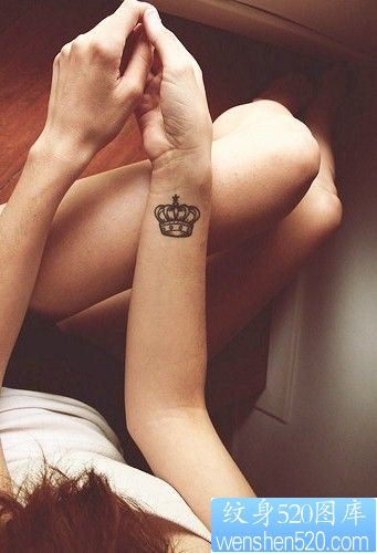点击大图看下一张：女性手腕皇冠纹身图案