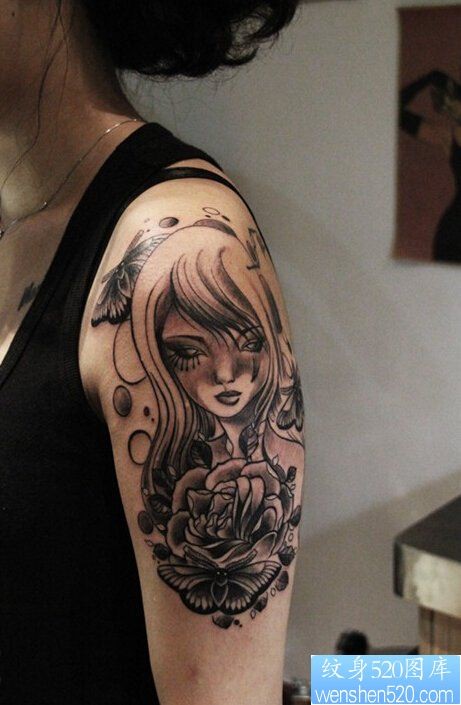 点击大图看下一张：女性手臂黑灰小丑蛾子纹身图案
