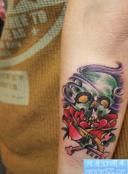 点击大图看下一张：手臂绿色骷髅纹身图案