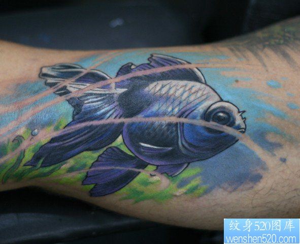点击大图看下一张：一款是手臂鱼纹身图案