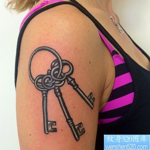 点击大图看下一张：一款女性手臂钥匙纹身图案