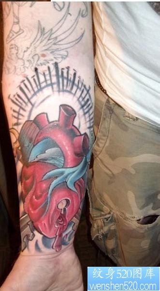 点击大图看下一张：纹身馆推荐一款手臂心脏纹身图案