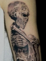 一款手臂骷髅人纹身图案