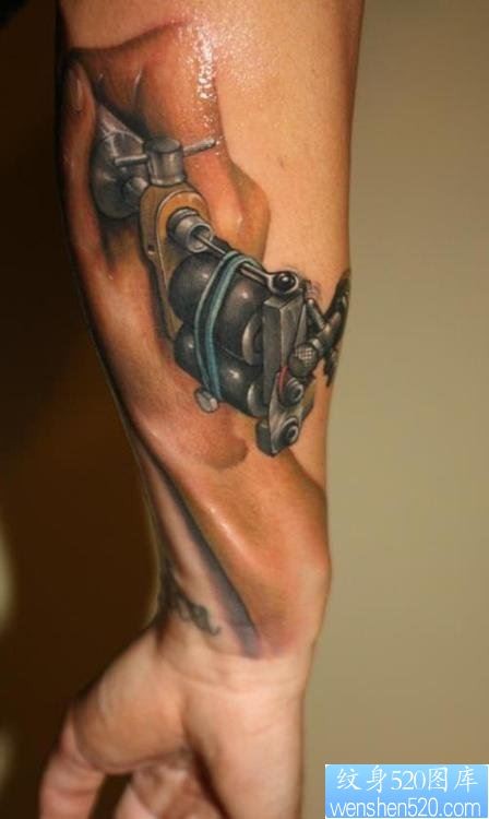 点击大图看下一张：手臂个性纹身机纹身图案