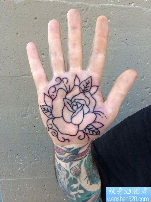 点击大图看下一张：最好的纹身馆推荐一款手部玫瑰花纹身图案