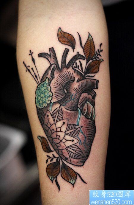 点击大图看下一张：一款手臂黑灰素描心脏纹身图案