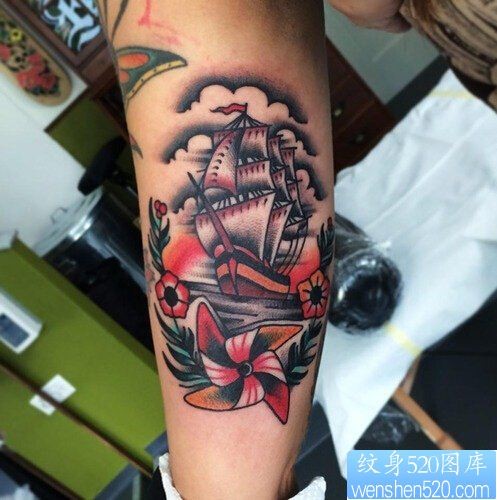 点击大图看下一张：一款手臂帆船纹身图案