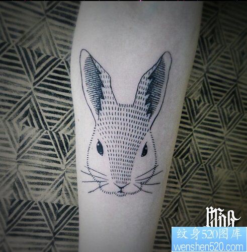 点击大图看下一张：一款抽象兔子纹身图案