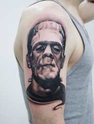 一款手臂黑灰人物肖像纹身图案