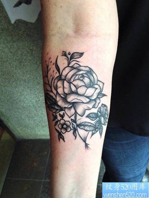 点击大图看下一张：一款手臂黑灰玫瑰纹身图案