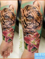 一款手臂彩色老虎纹身图案