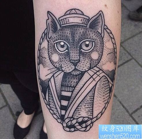 点击大图看下一张：一款手臂点刺猫纹身图案