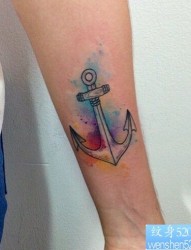 一款手臂彩色船锚纹身图案