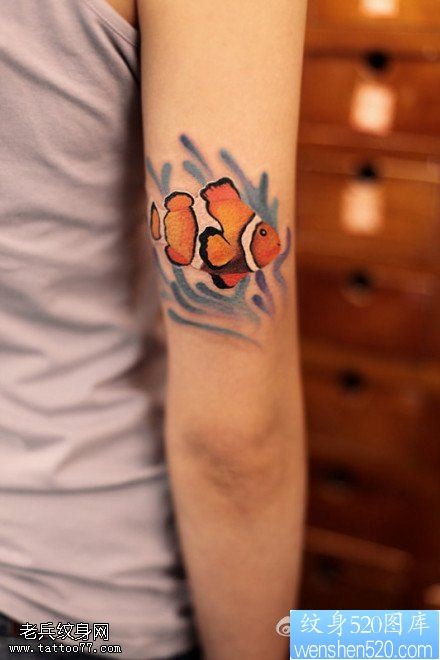 点击大图看下一张：一款手臂鱼纹身图案