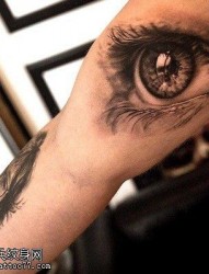 手臂上非常逼真的眼睛纹身图案