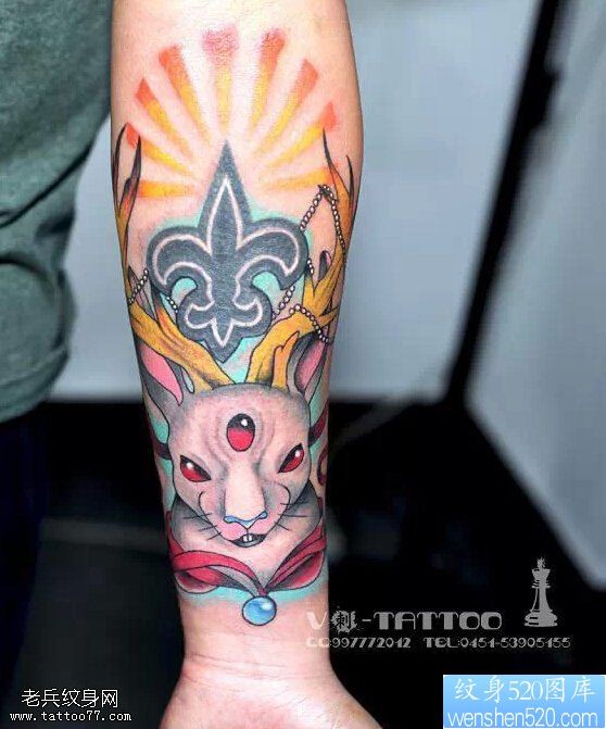 点击大图看下一张：手臂彩色兔子纹身图案