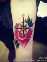 一款手臂彩色玫瑰花指南针纹身图案