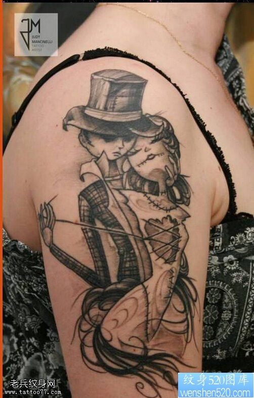 点击大图看下一张：手臂的恋人相拥的个性纹身图案
