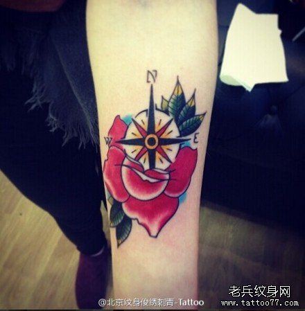 点击大图看下一张：一款手臂彩色玫瑰花指南针纹身图案