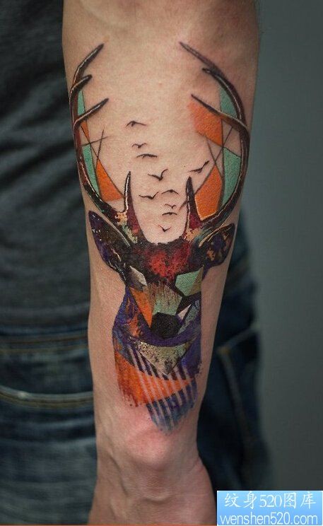 点击大图看下一张：手臂彩色鹿纹身图案