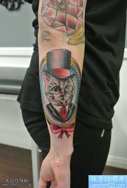 点击大图看下一张：一款手臂猫咪蝴蝶结纹身图案