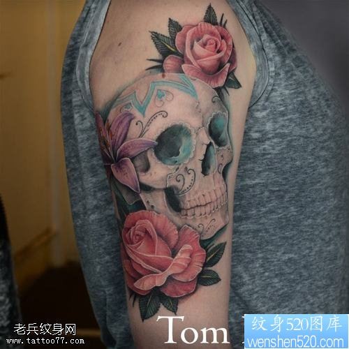 点击大图看下一张：一款手臂骷髅玫瑰纹身图案