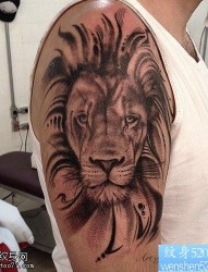 一款手臂霸气黑灰风格狮子纹身图片
