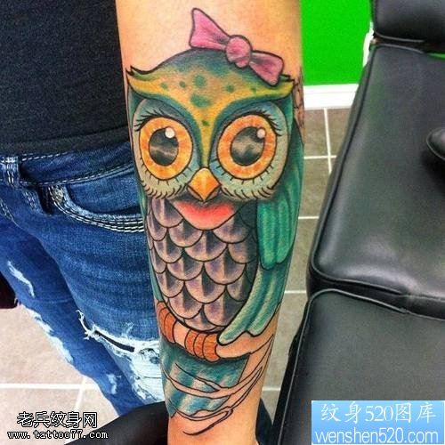点击大图看下一张：手臂漂亮乖巧的彩色猫头鹰纹身图案